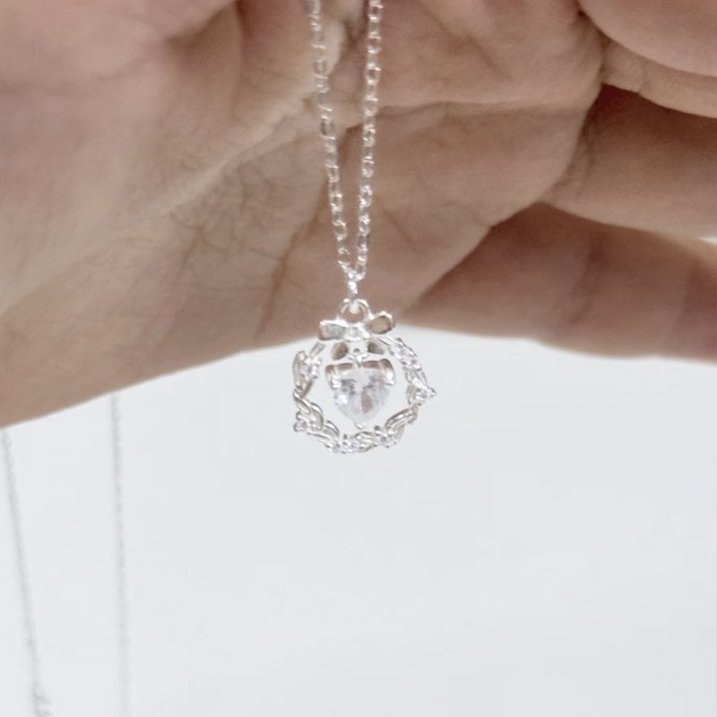 S999 Heart Wreath Necklace - Image 3