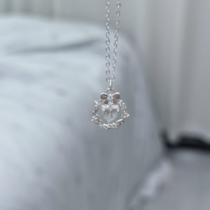 S999 Heart Wreath Necklace - Image 2