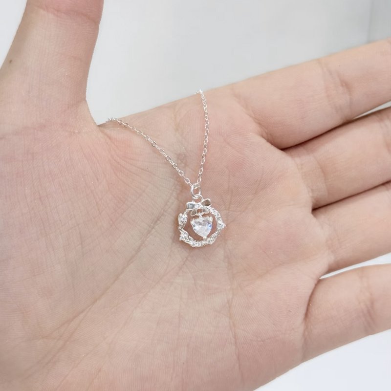 S999 Heart Wreath Necklace - Image 5
